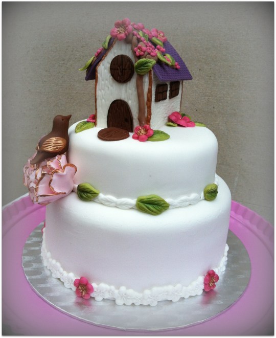 tarta fondant dos pisos con casa y flores