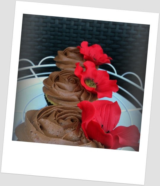 Cupcakes de vainilla y chocolate con flor de fondant