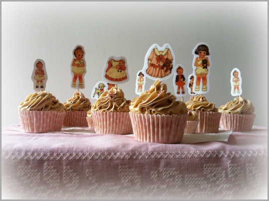 Cupcakes de nata y avellana con muñecas recortables