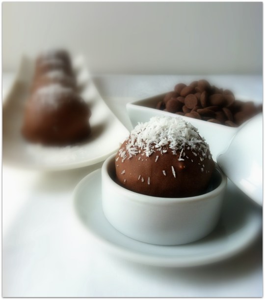 Bolas de coco con chocolate