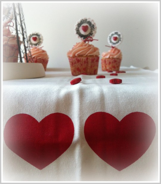 Cupcakes San Valetín con corazones rojos