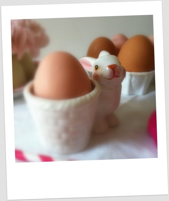 Huevos de pascua de chocolate y cacahuete