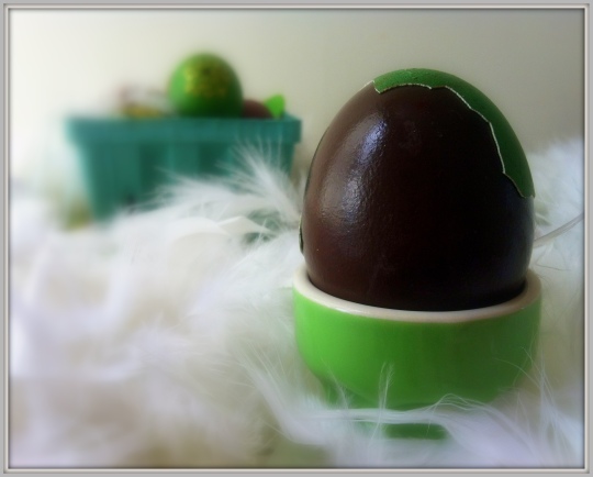 Huevos de pascua decorados de chocolate