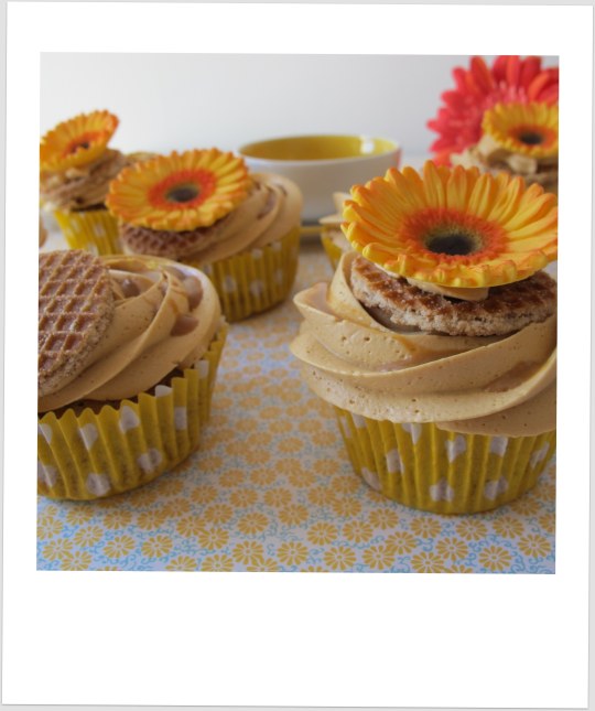 Cupcakes de caramelo con gofre y helado