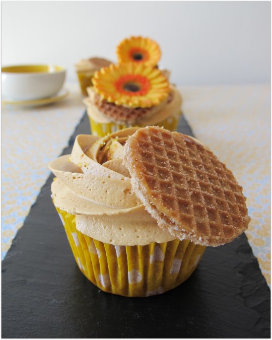 Cupcakes de caramelo con gofre y helado
