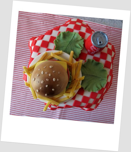 tarta hamburguesa, Coca cola y patatas