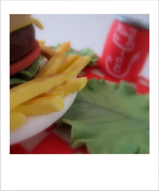 Tarta hamburguesa con patatas y coca cola