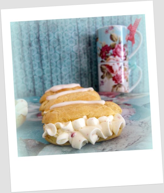 Éclairs rellenos de chocl,ate blanco con fresas