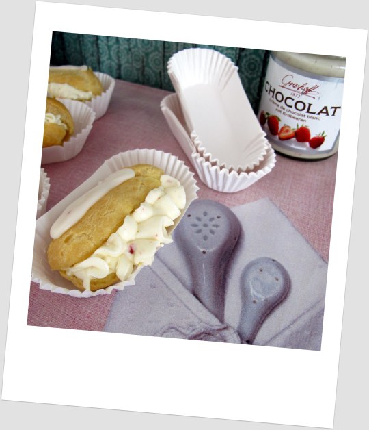 Éclairs de chocolate blanco con fresas