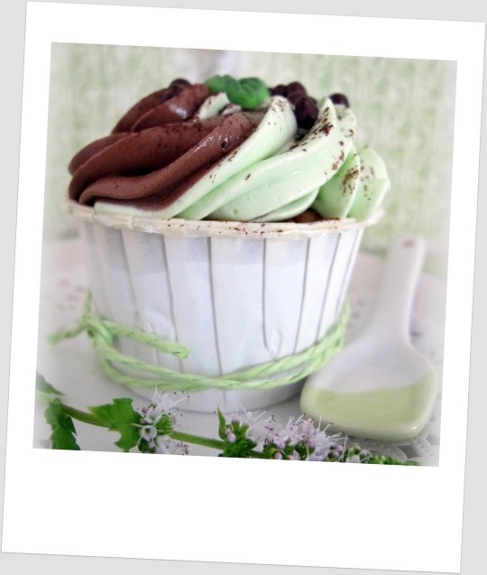 Cupcake de chocomenta con buttercream de dos sabores