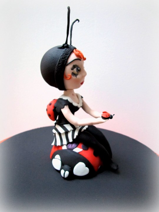 Muñeca fondant mariquita