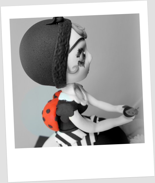 Niña mariquita  de fondant