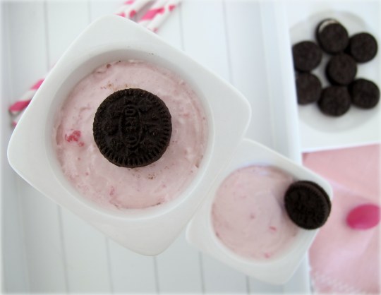 Espuma de frambuesas con oreos