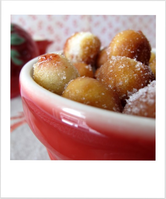 Buñuelos fritos rellenos de fresa