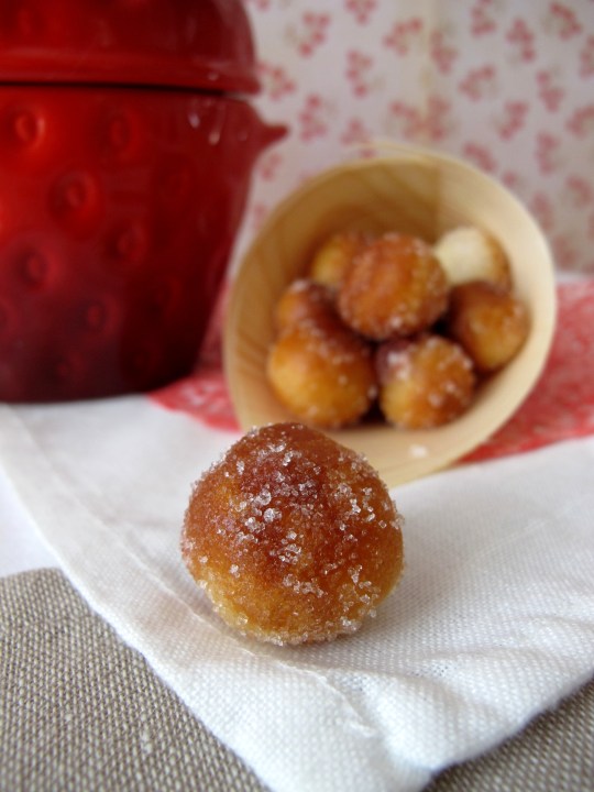 bolitas de buñuelo rellenas de fresa