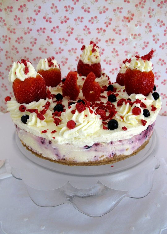 Tarta de frutos del bosque, y fresas con nata
