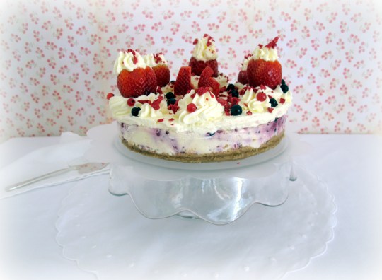 tarta queso con fresas y nata