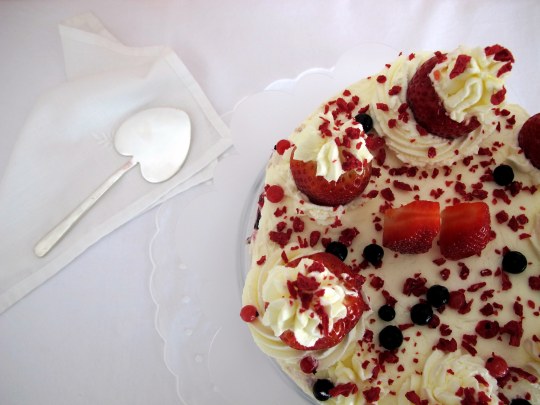Tarta de queso con fresas y nata