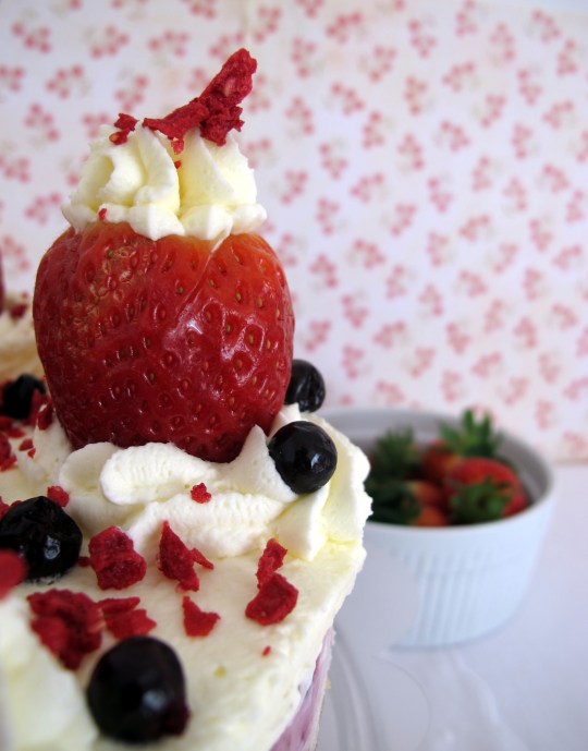 Tarta de queso con fresas y nata