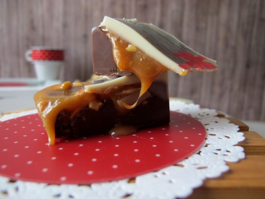 Barritas de chocolate, caramelo y cacahuete