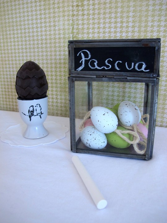 Huevos de pascua de chocolate rellenos de malvavisco