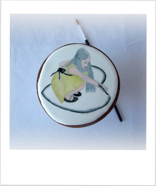 gallera pintada niña corazón