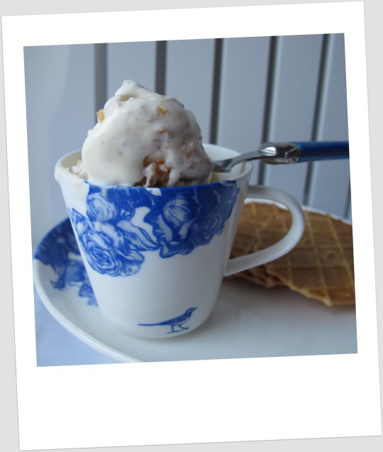 Helado de leche condensada y nata con galletas trituradas