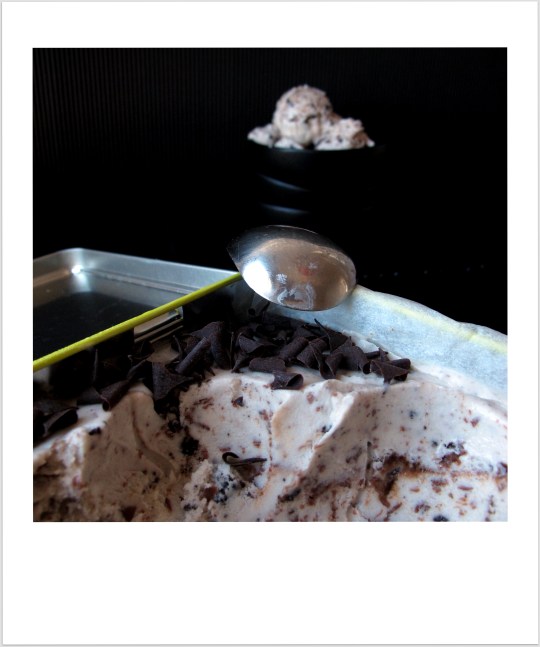 Helado hecho en cada de plátano y chocolate