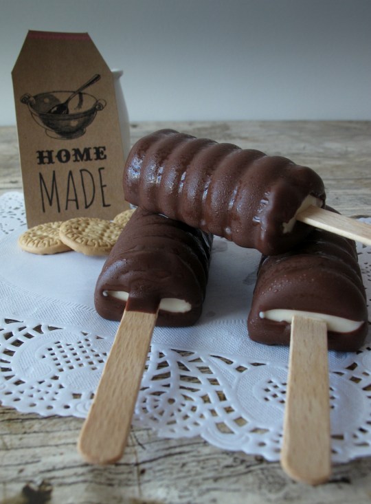 Polos de galleta bañados en chocolate