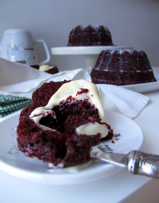 Bundt cake red velvet con crema de queso
