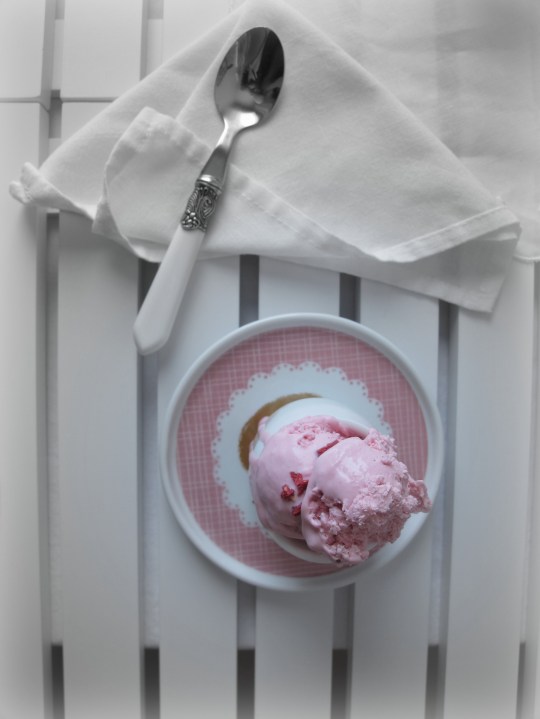 Helada casera de yogur griego y frambuesa