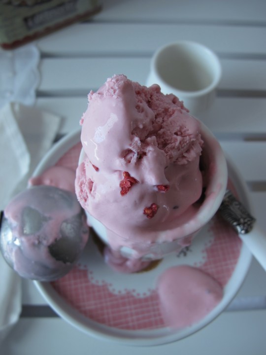 Helado de yogur griego y frambuesas